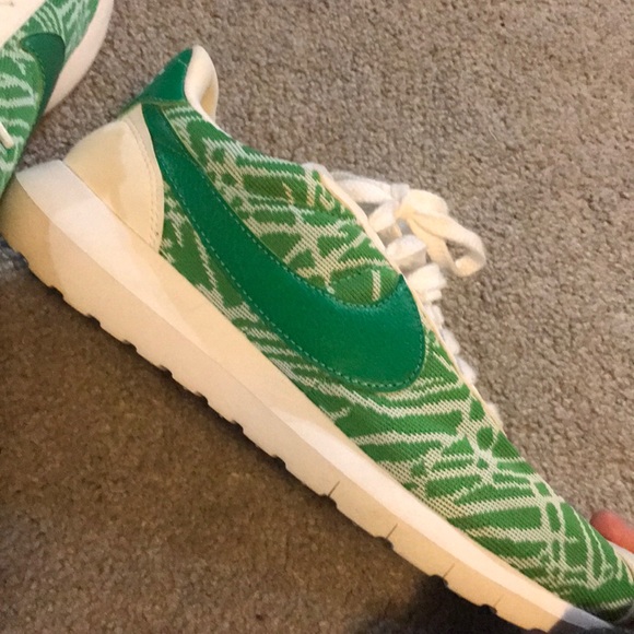 Nike Green x White tennis shoes - Picture 3 of 3